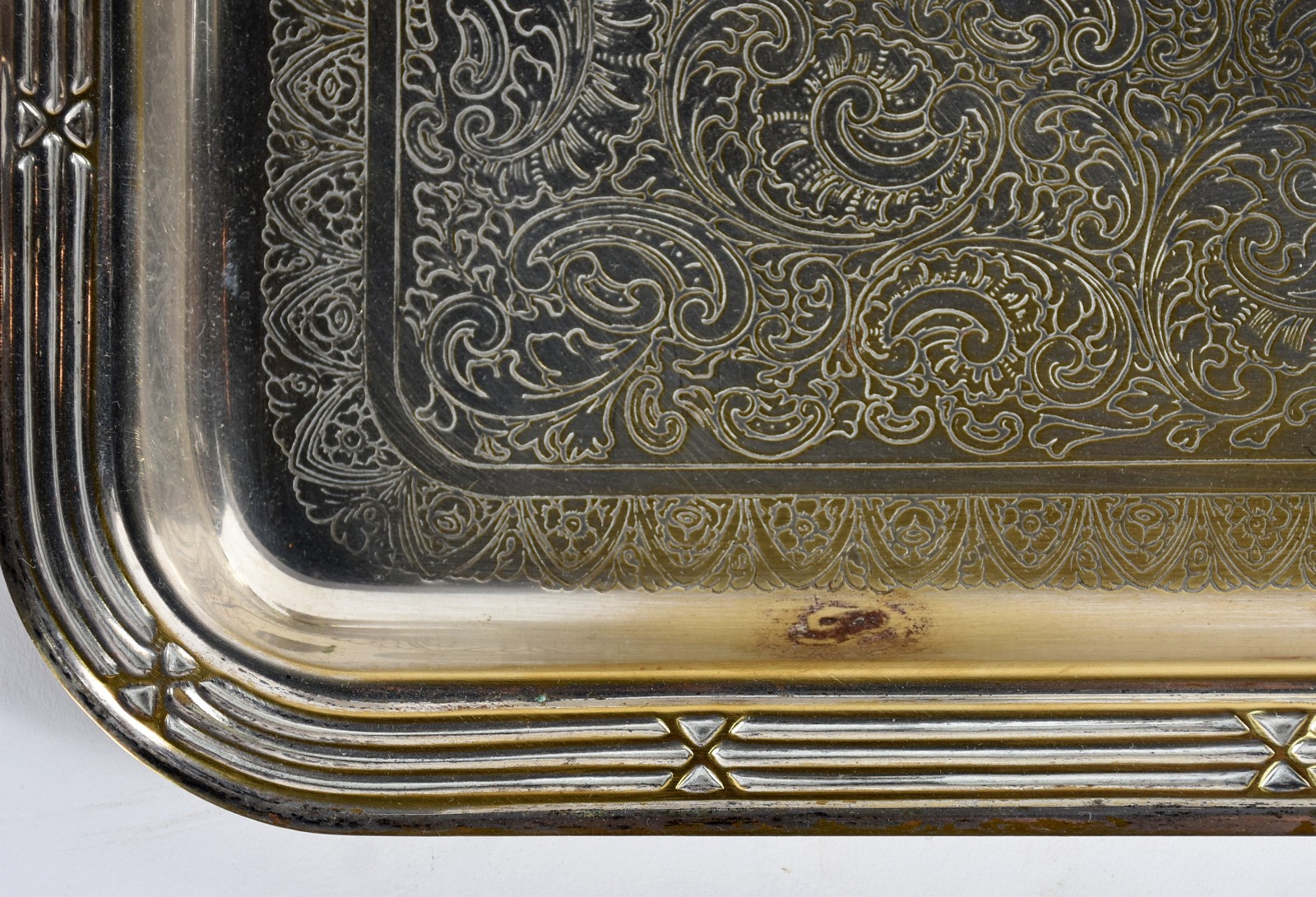 Três peças de metal prateado sendo pequena salva redonda com galeria... - foto 3 de 7