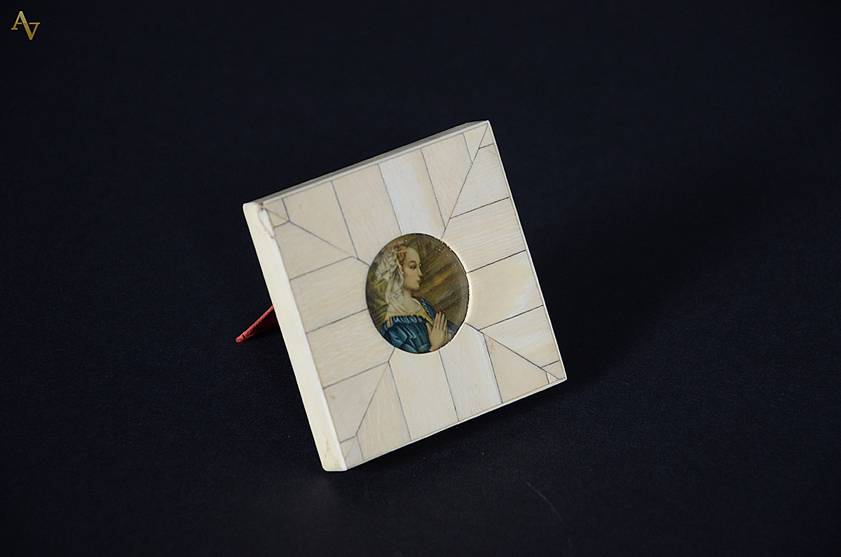 Miniatura de marfim em forma de porta retrato com figura feminina ao...
