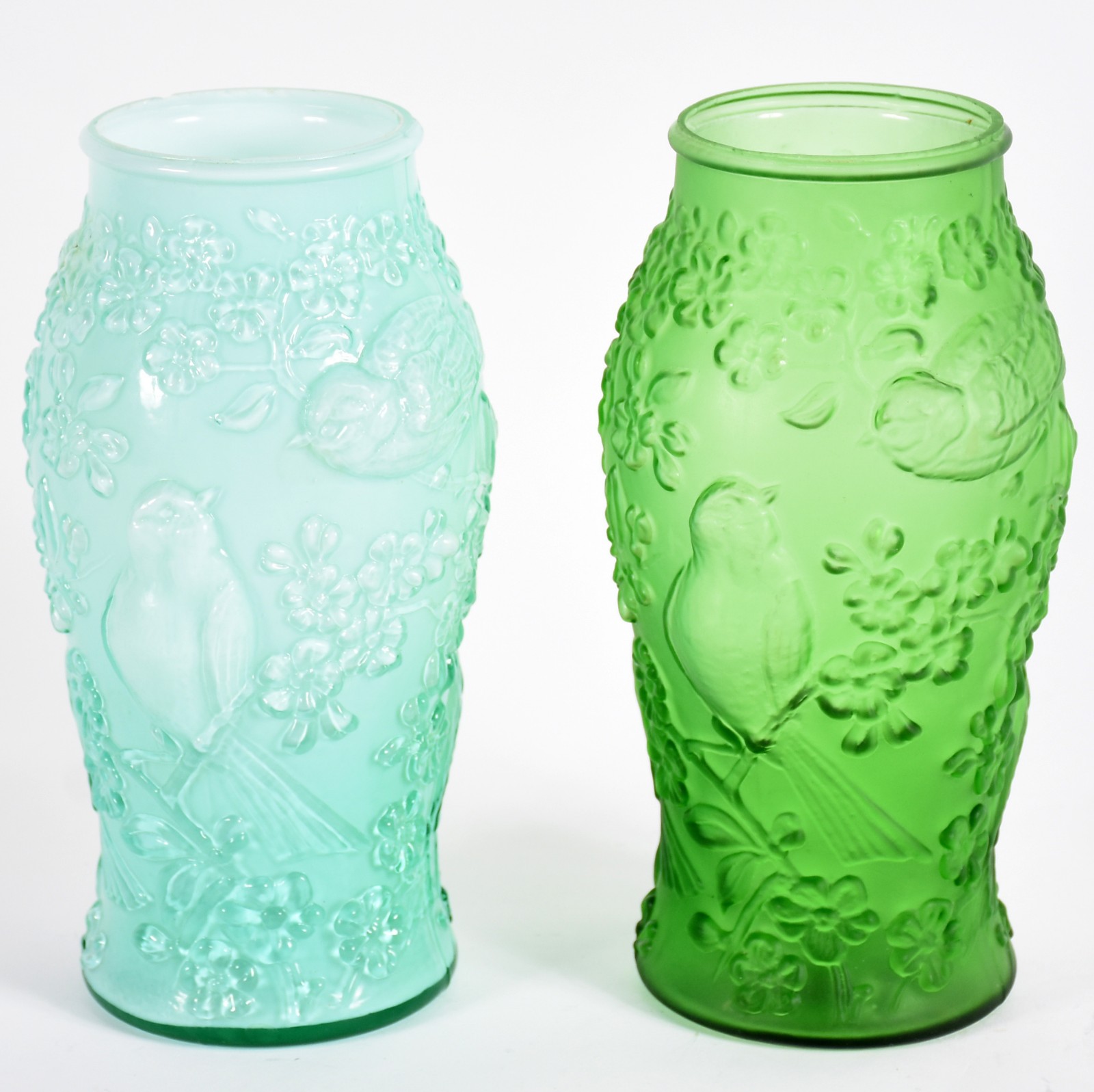 Par de vasos de vidro com pássaros e flores em relevo, sendo um azul... - foto 1 de 4