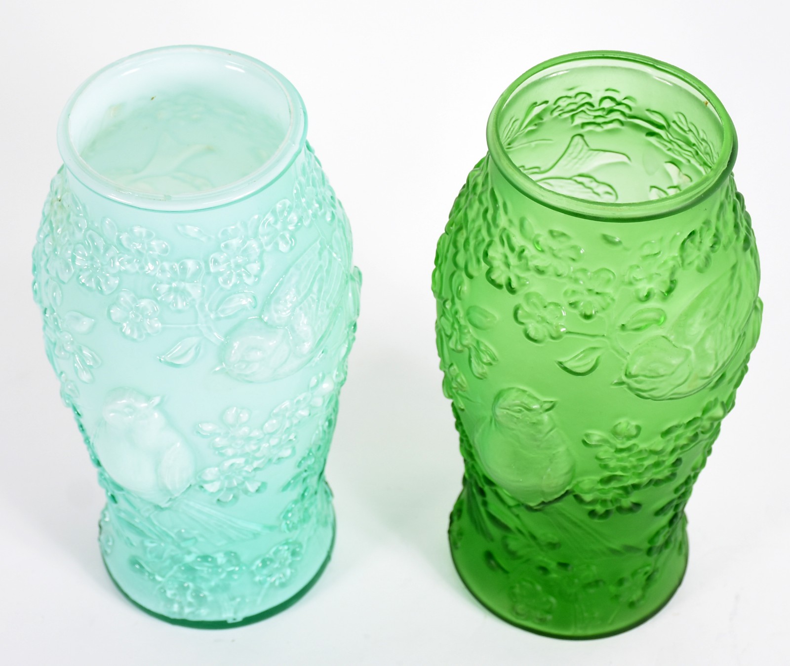 Par de vasos de vidro com pássaros e flores em relevo, sendo um azul... - foto 2 de 4