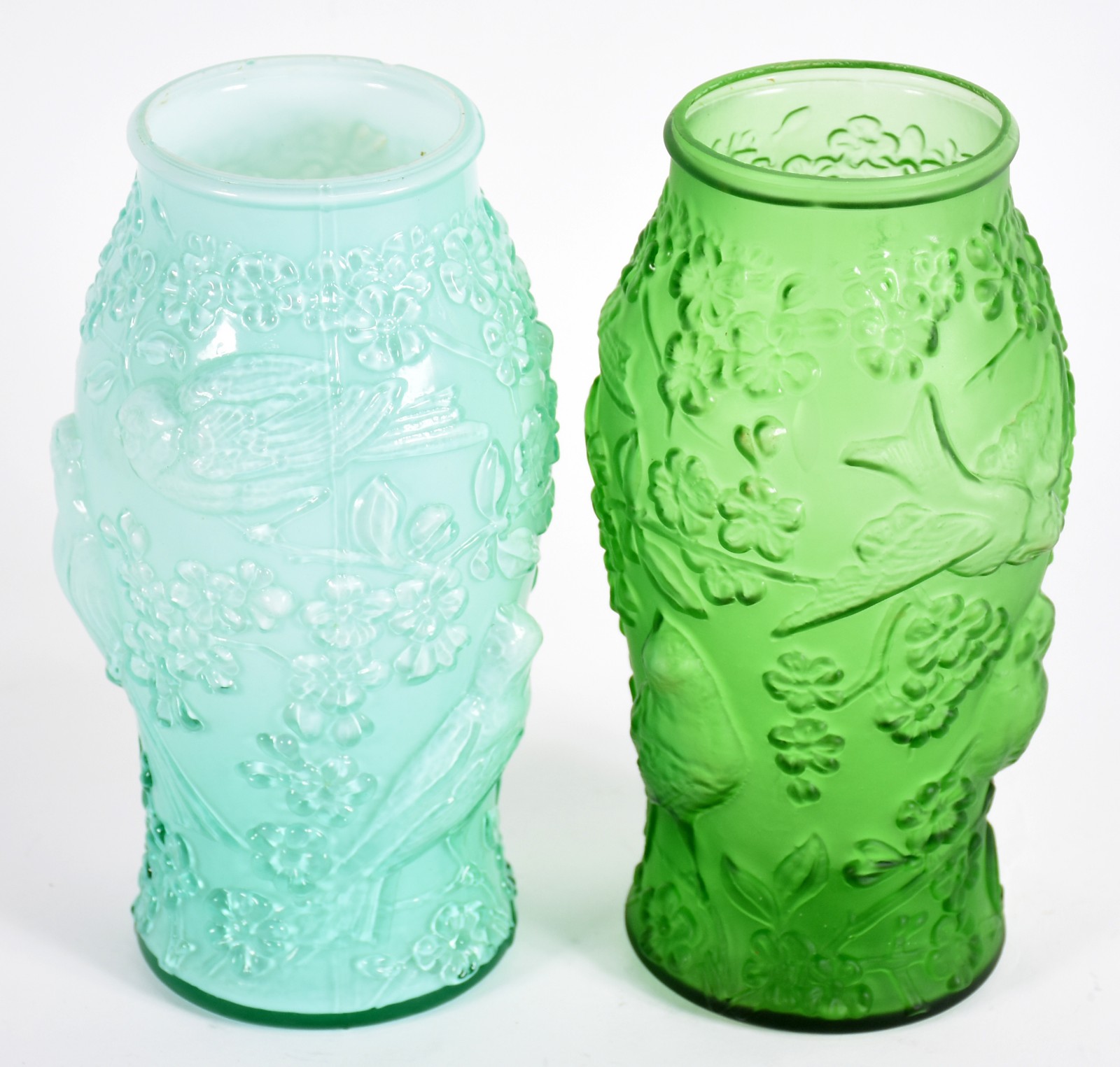 Par de vasos de vidro com pássaros e flores em relevo, sendo um azul... - foto 3 de 4