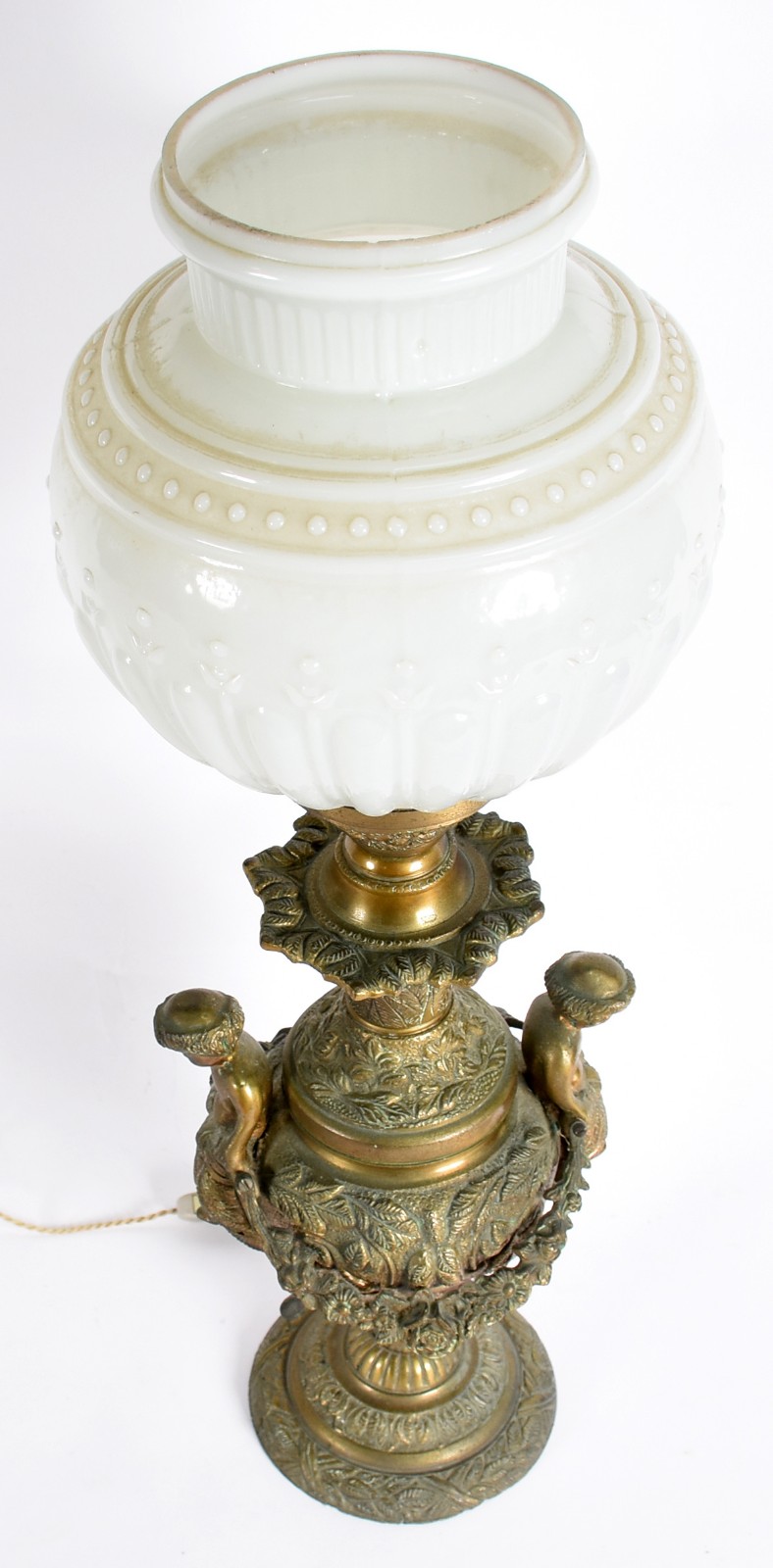 Abatjour de bronze ricamente trabalhado com figuras estilizadas nas... - foto 2 de 4