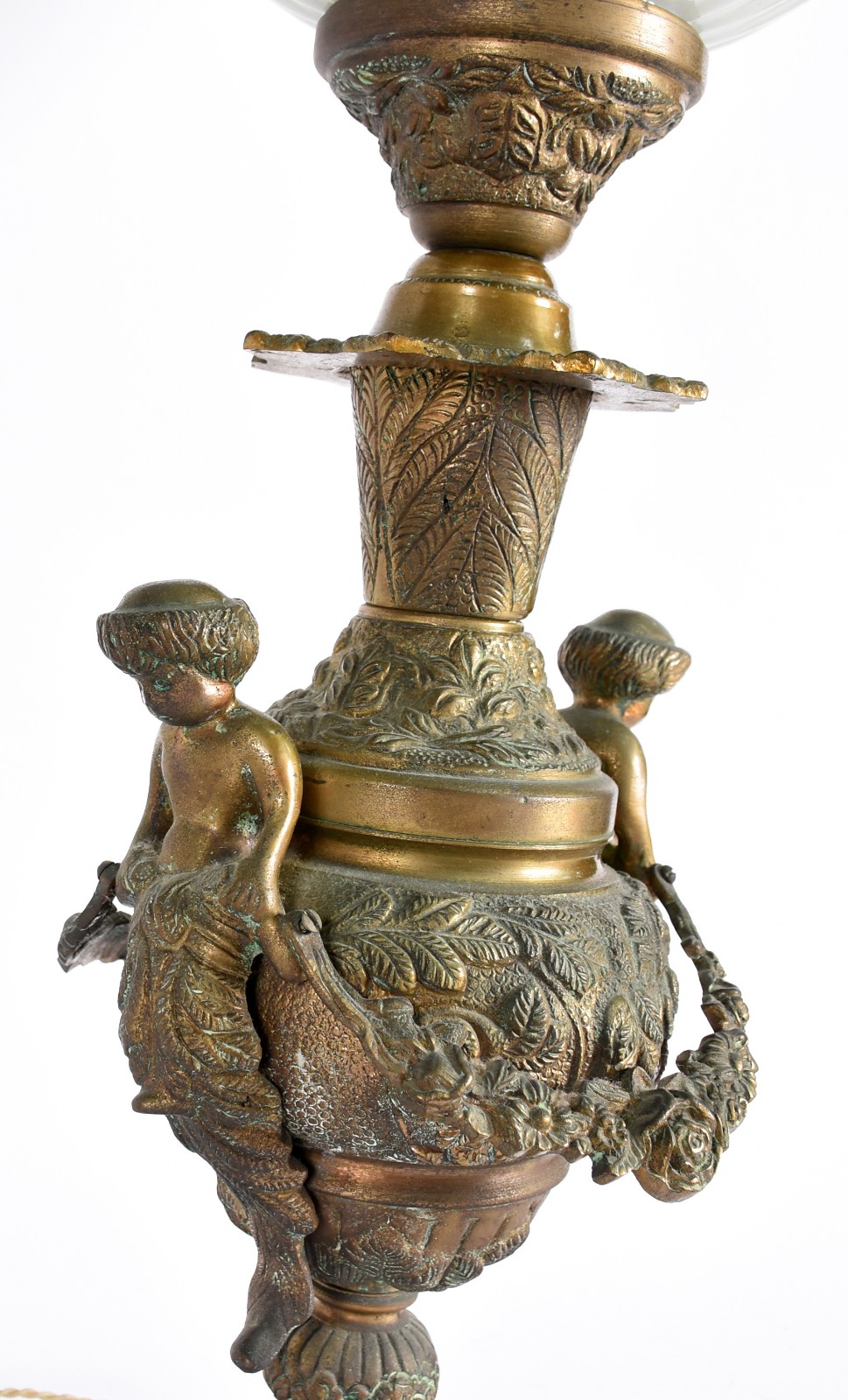 Abatjour de bronze ricamente trabalhado com figuras estilizadas nas... - foto 3 de 4