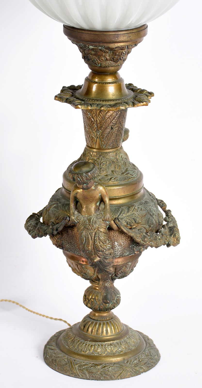 Abatjour de bronze ricamente trabalhado com figuras estilizadas nas... - foto 4 de 4