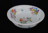 Bacia em porcelana Alemã de Meissen, decoração ... - Bacia em porcelana Alemã de Meissen, decoração floral em policromia, marcas na base. Diâmetro 32 cm.