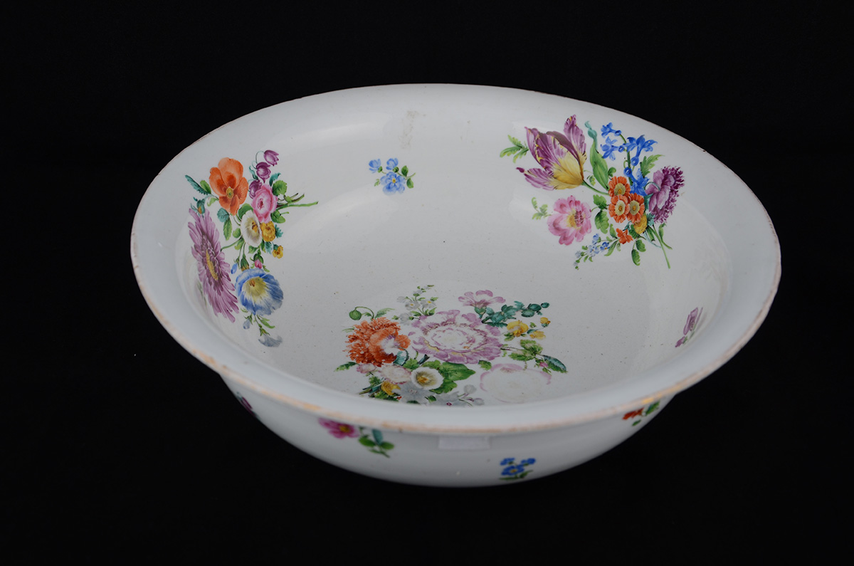 Bacia em porcelana Alemã de Meissen, decoração floral em policromia...