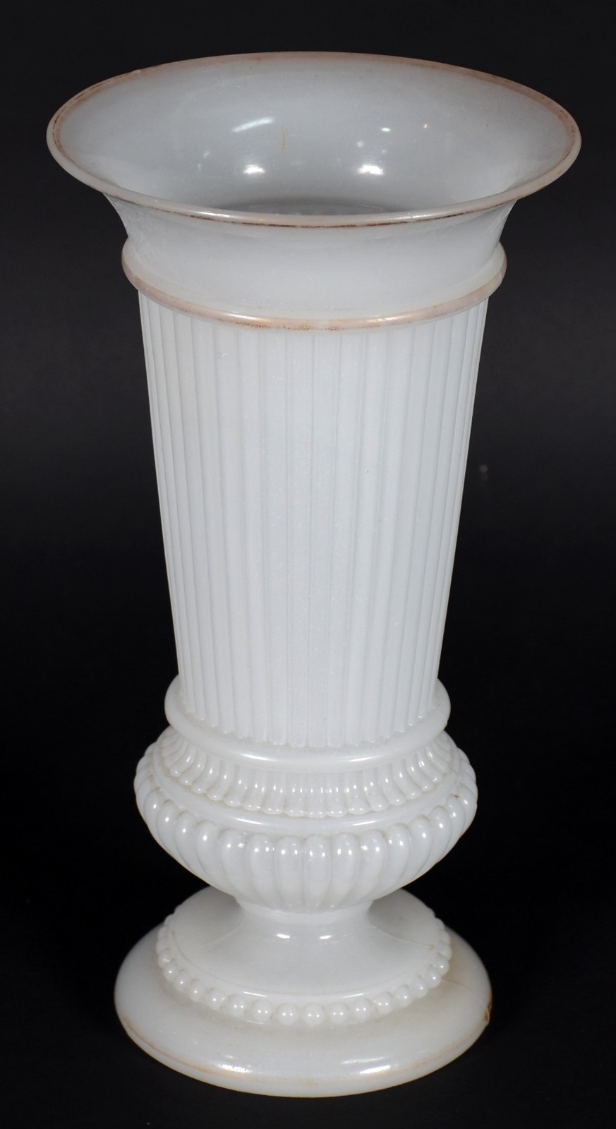 Vaso de opalina europeia branca trabalhada em gomos, base com... - foto 1 de 3