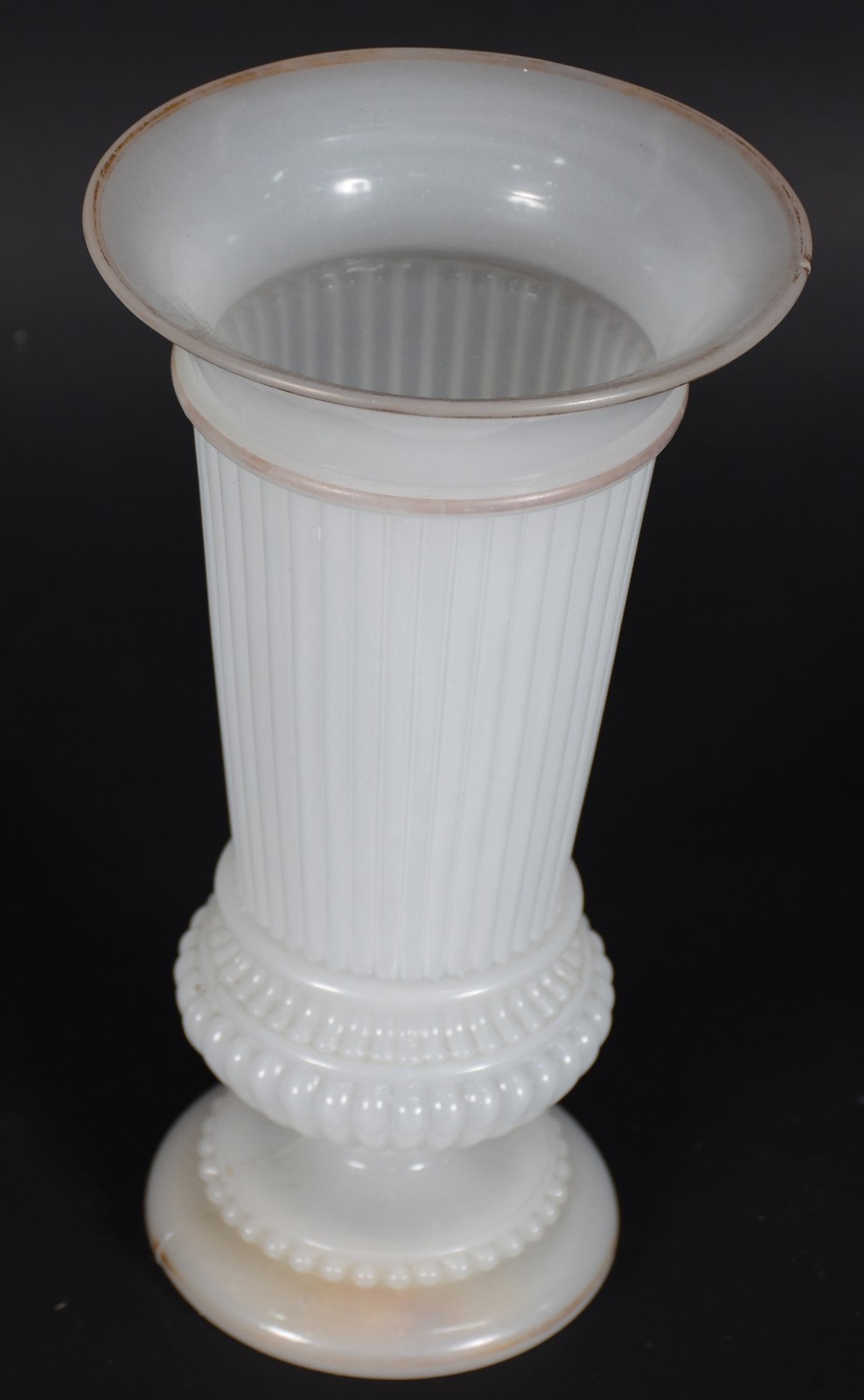 Vaso de opalina europeia branca trabalhada em gomos, base com... - foto 2 de 3