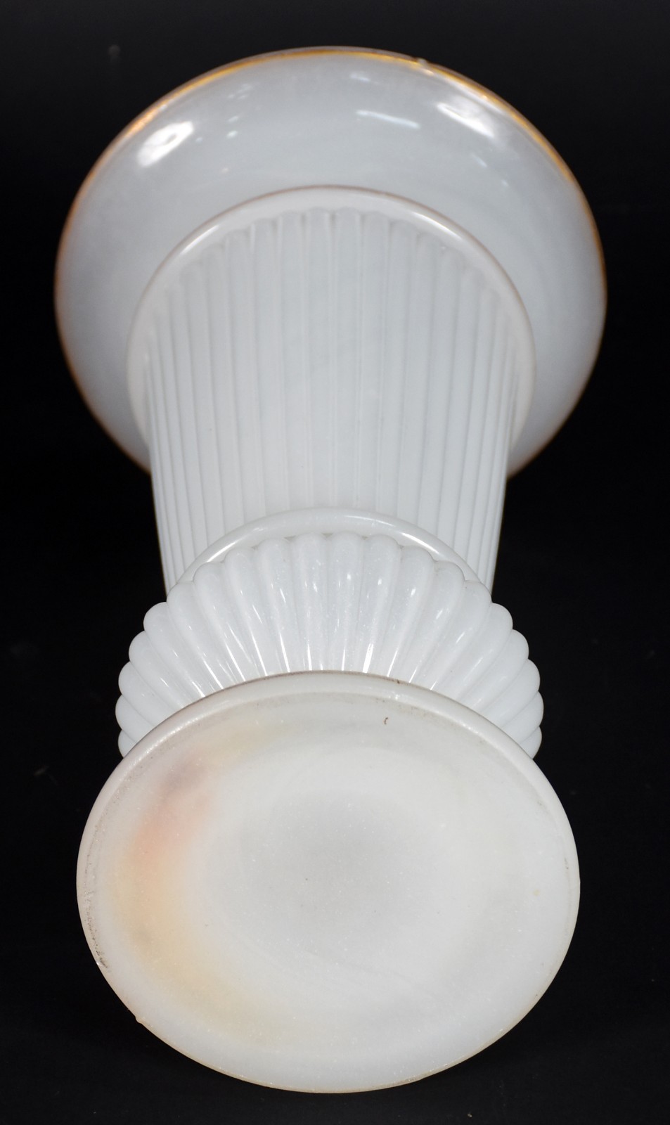 Vaso de opalina europeia branca trabalhada em gomos, base com... - foto 3 de 3