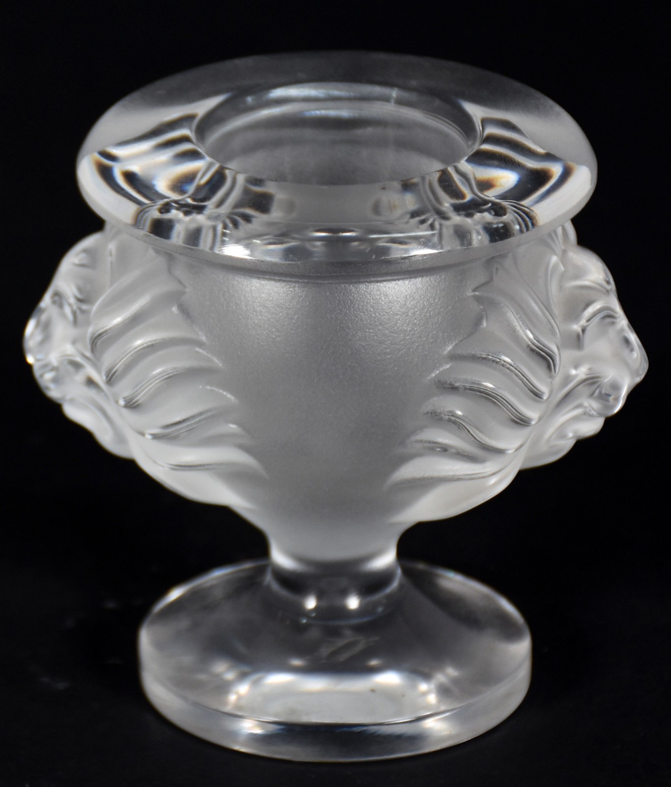 LALIQUE - Pequeno vaso com cabeça de leão em relevo. - foto 1 de 4