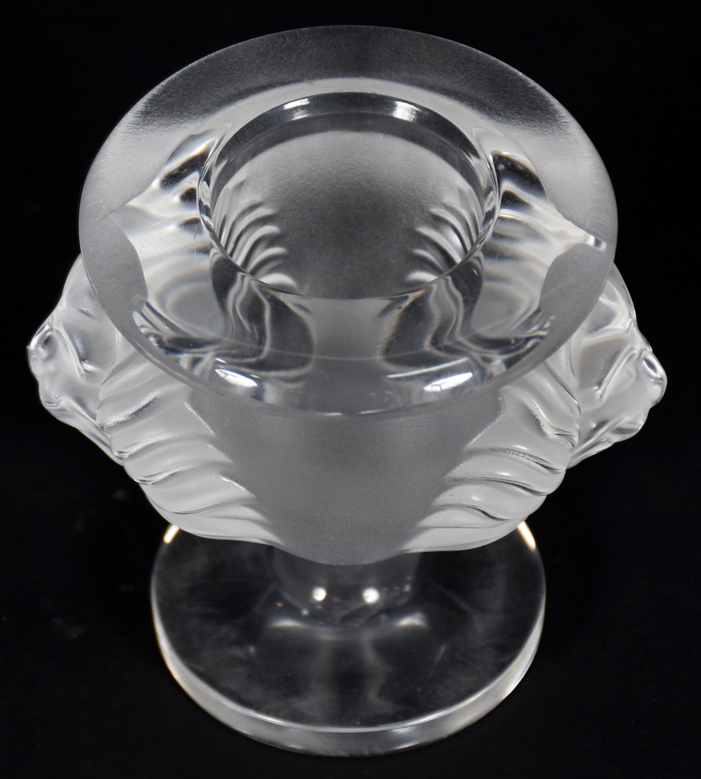LALIQUE - Pequeno vaso com cabeça de leão em relevo. - foto 2 de 4