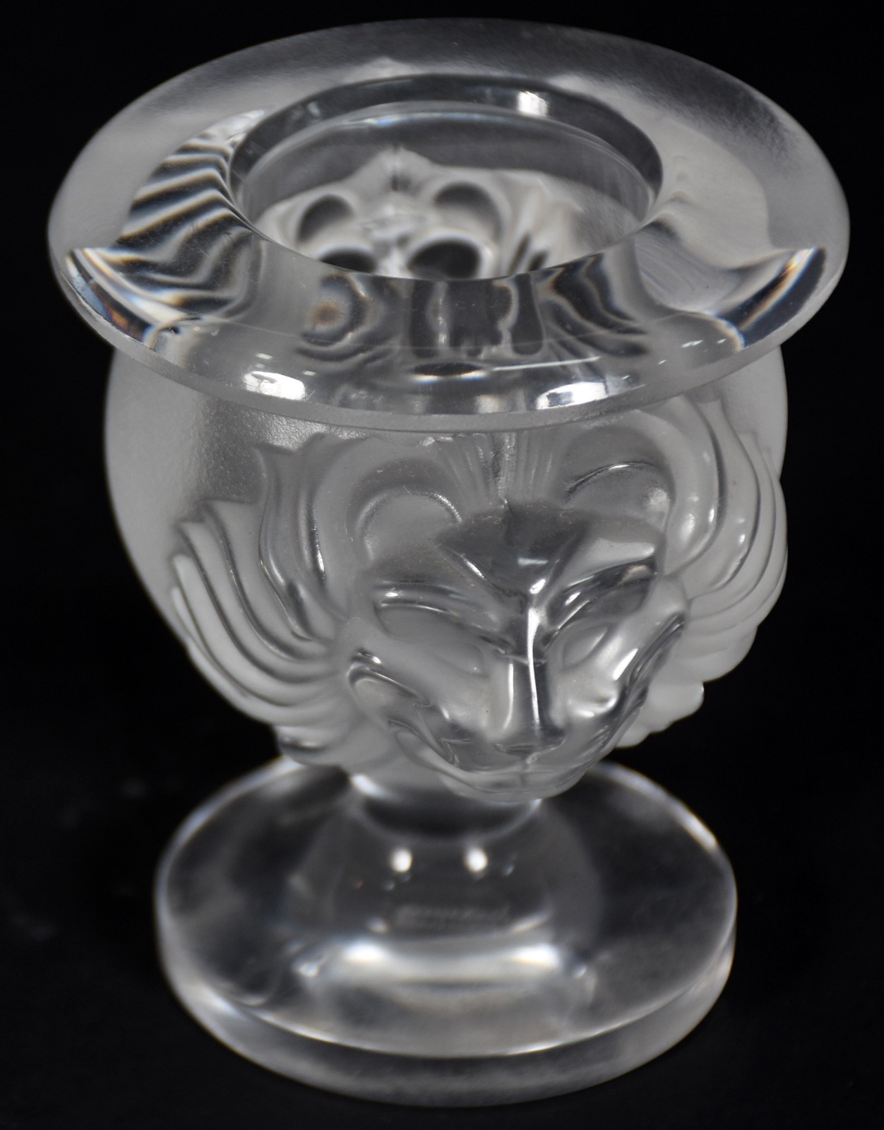 LALIQUE - Pequeno vaso com cabeça de leão em relevo. - foto 3 de 4