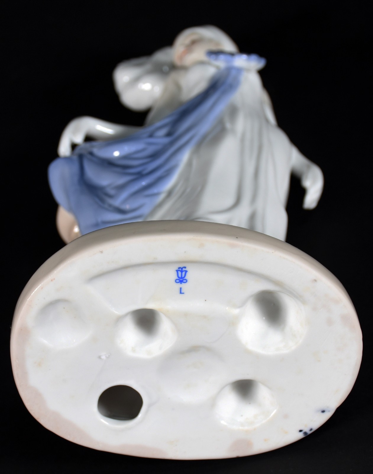 Escultura de porcelana policromada, estilo Art Deco, representando... - foto 4 de 5
