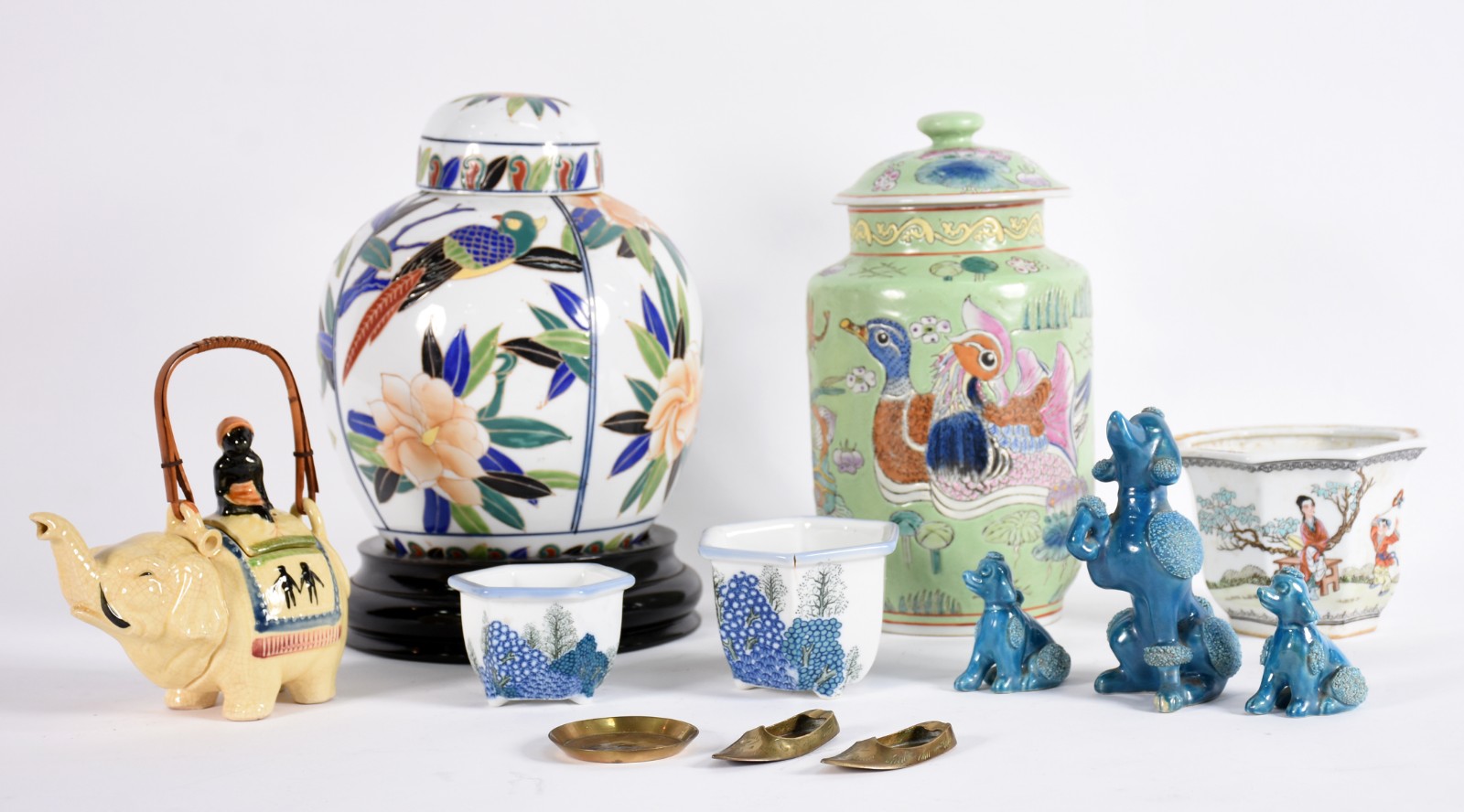 Diversas peças de porcelana oriental, sendo: Dois potiches (1 sem... - foto 1 de 10