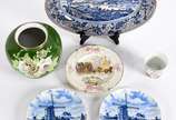 Diversas peças de porcelana, sendo : Um potiche... - Diversas peças de porcelana, sendo : Um potiche alemão da Bavaria, marca Kunst, na cor verde com flores em policromia; travessa oval inglesa His...