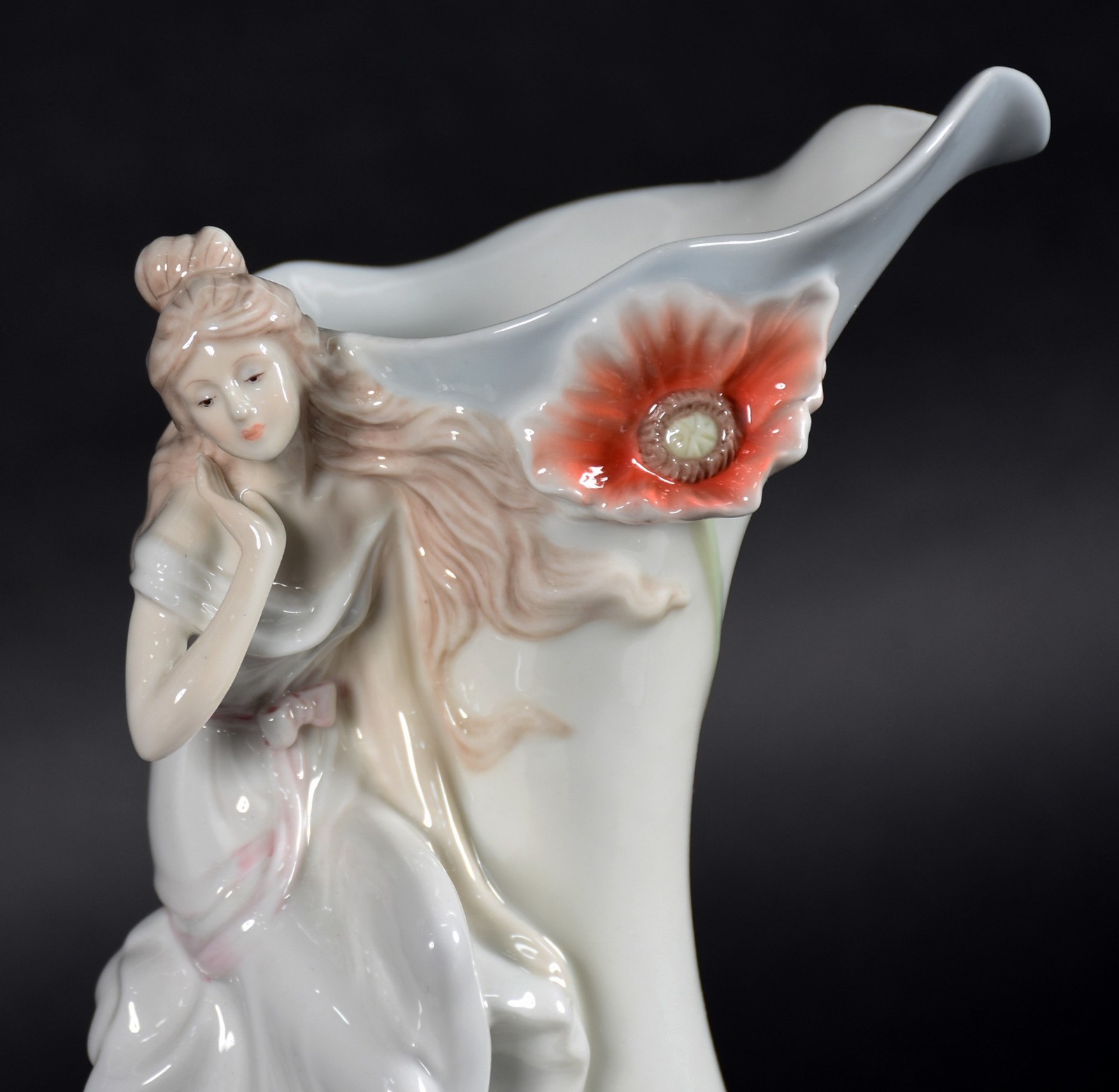 Vaso de porcelana americana no estilo Art Nouveau com figura feminina... - foto 2 de 5