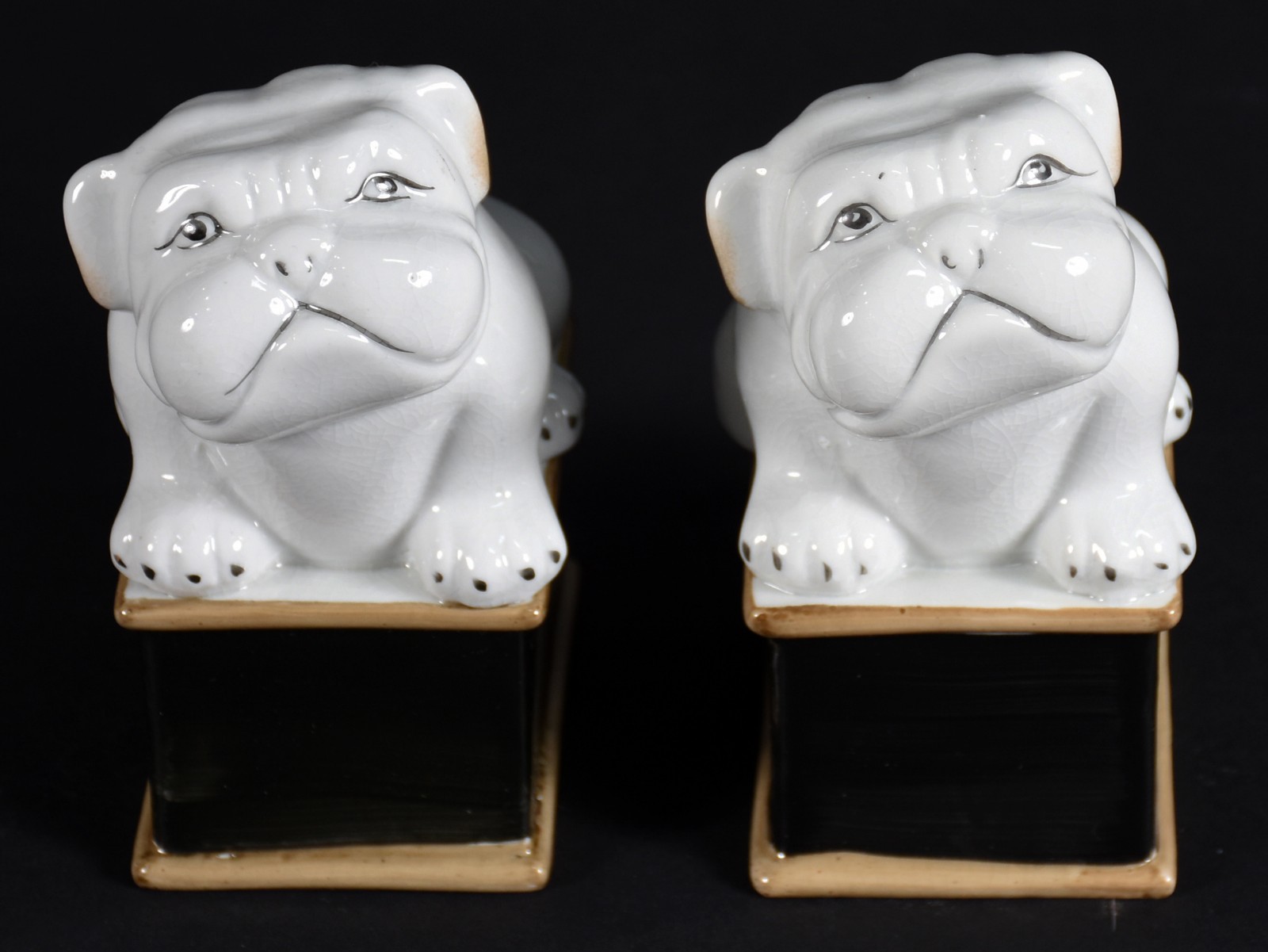 Par de cachorros de porcelana sobre bases retangulares. - foto 1 de 4