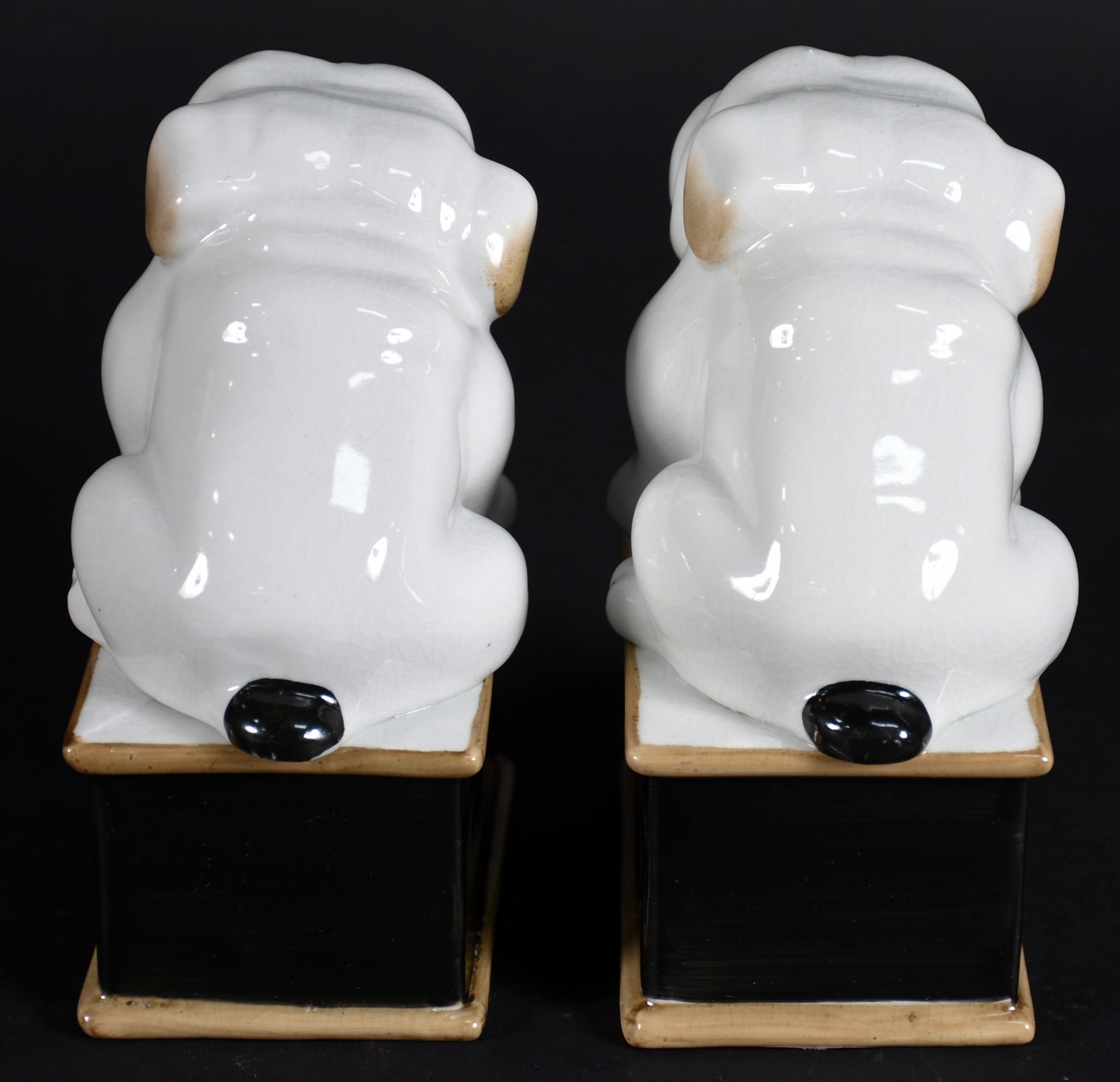 Par de cachorros de porcelana sobre bases retangulares. - foto 3 de 4