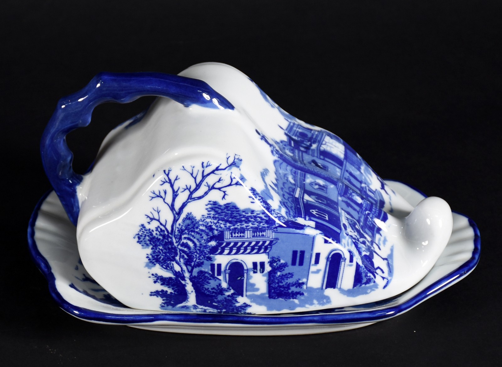Manteigueira de porcelana decorada com cenas de castelo em azul e... - foto 1 de 4