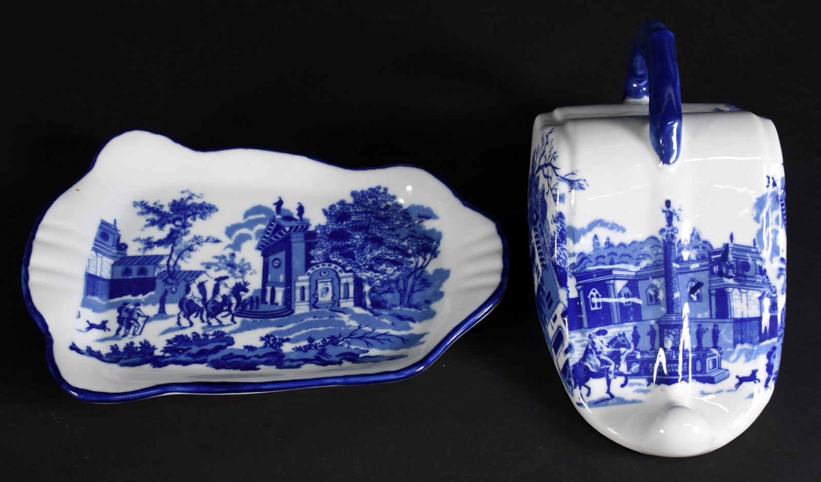 Manteigueira de porcelana decorada com cenas de castelo em azul e... - foto 2 de 4