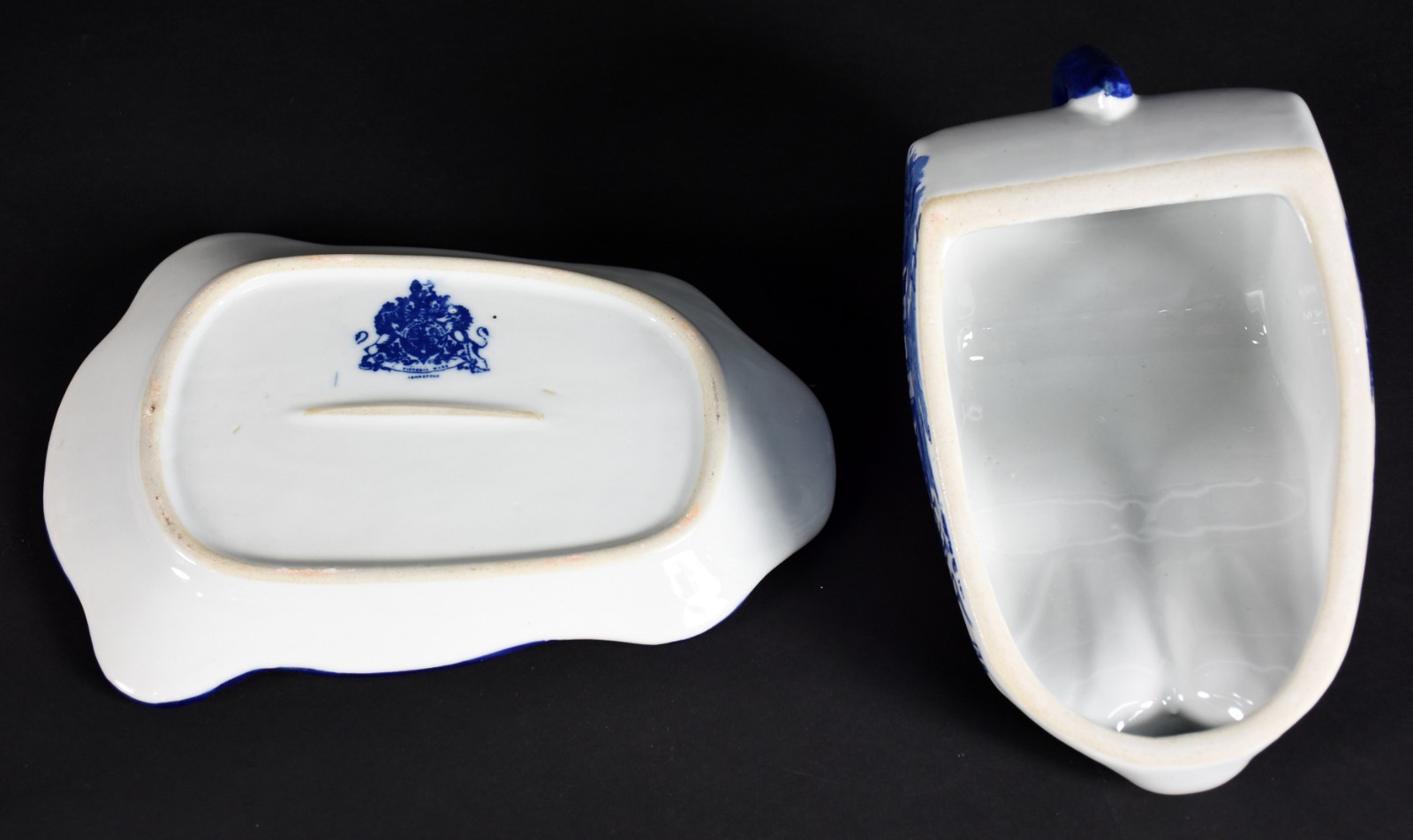 Manteigueira de porcelana decorada com cenas de castelo em azul e... - foto 3 de 4