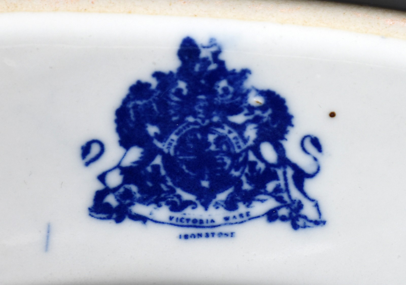 Manteigueira de porcelana decorada com cenas de castelo em azul e... - foto 4 de 4