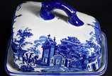 Queijeira de porcelana decorada com cenas de ca... - Queijeira de porcelana decorada com cenas de castelo em azul e branco.