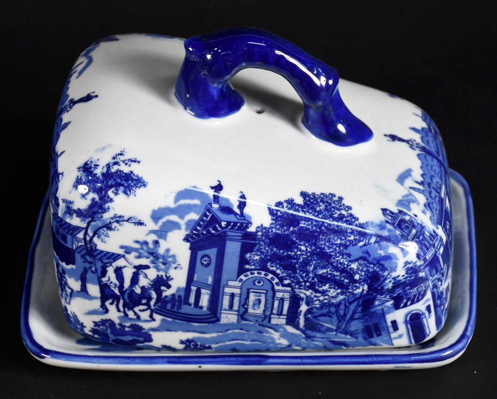 Queijeira de porcelana decorada com cenas de castelo em azul e branco. - foto 1 de 4