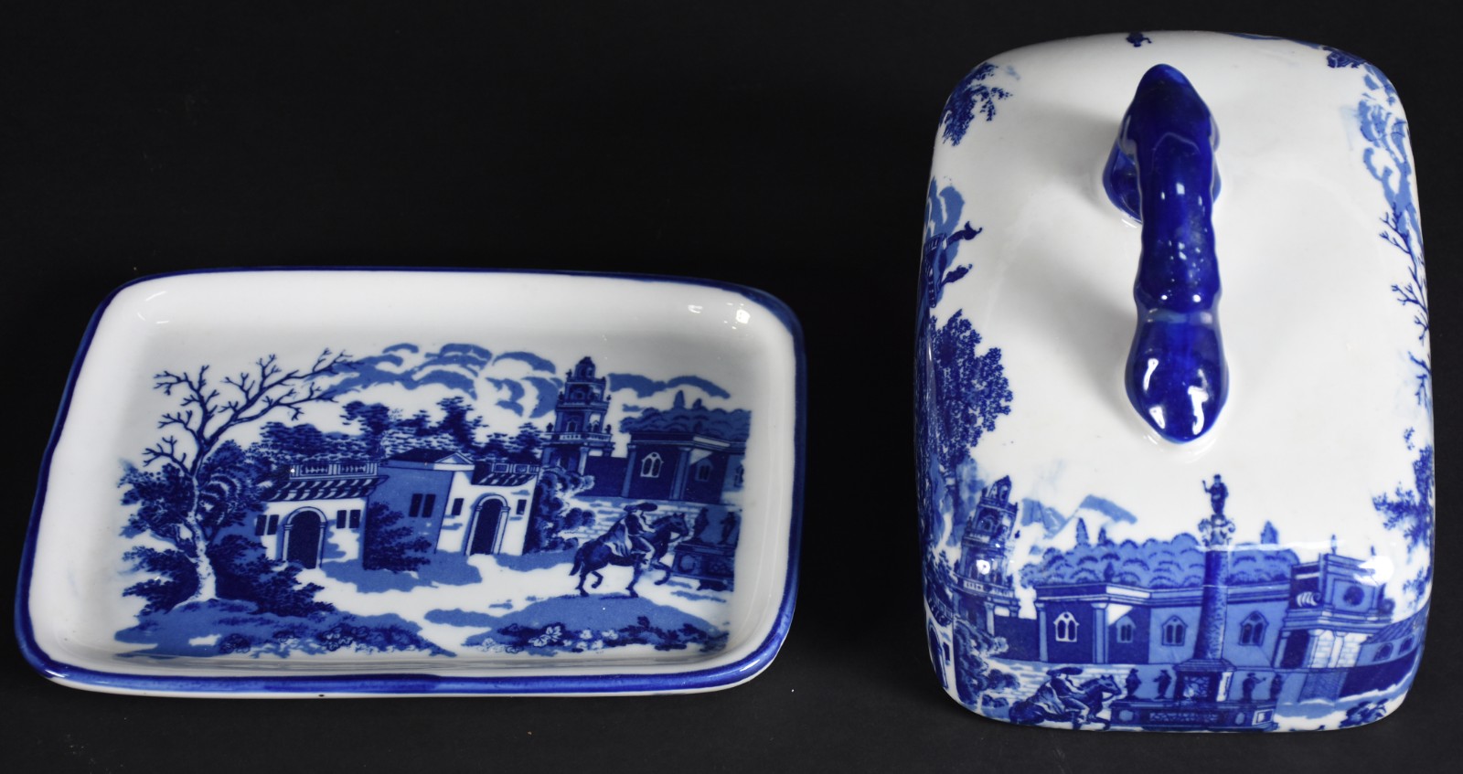 Queijeira de porcelana decorada com cenas de castelo em azul e branco. - foto 2 de 4