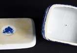 Queijeira de porcelana decorada com cenas de ca... - Queijeira de porcelana decorada com cenas de castelo em azul e branco.