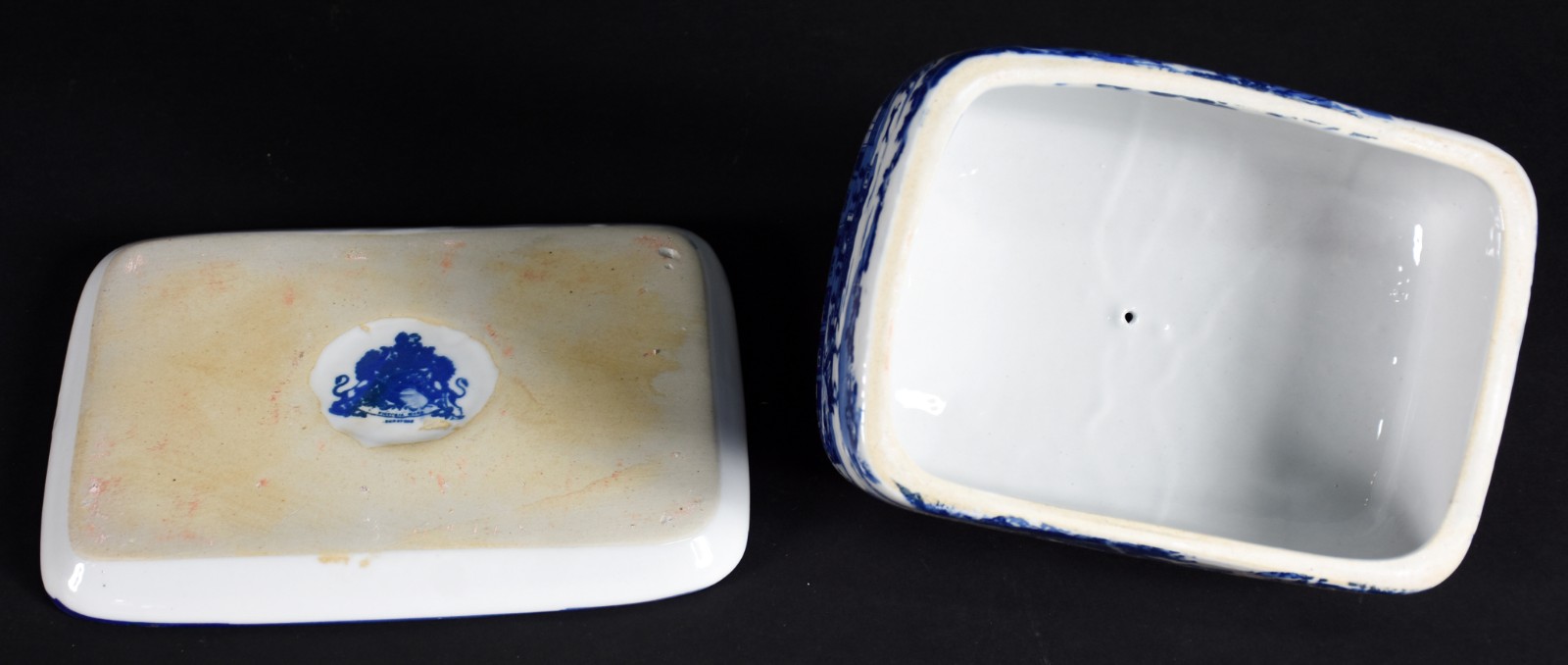 Queijeira de porcelana decorada com cenas de castelo em azul e branco. - foto 3 de 4