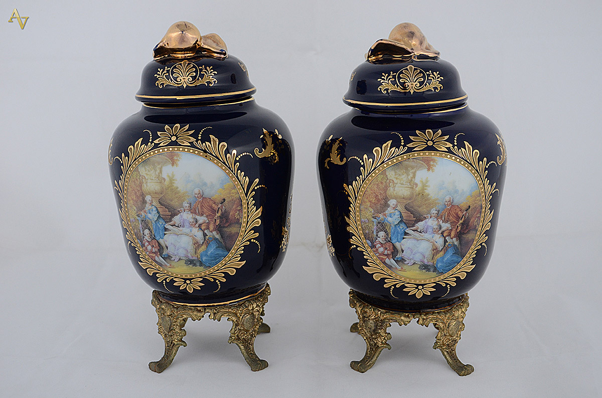 Par de potiches de porcelana azul cobalto, altura 24 cm.