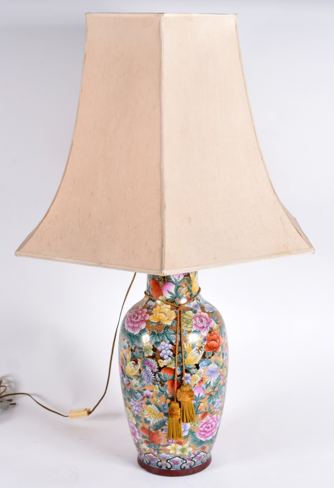 Abatjour de porcelana oriental com flores em policromia e cúpula de... - foto 1 de 4