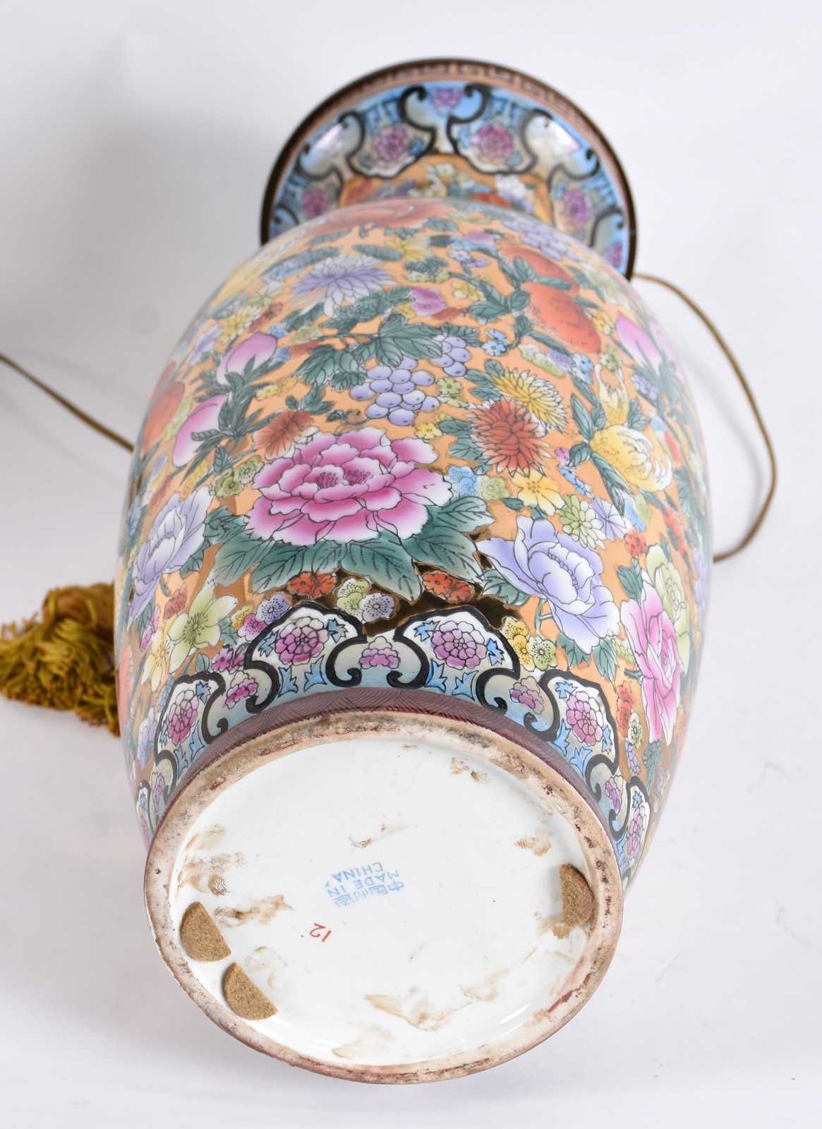 Abatjour de porcelana oriental com flores em policromia e cúpula de... - foto 3 de 4