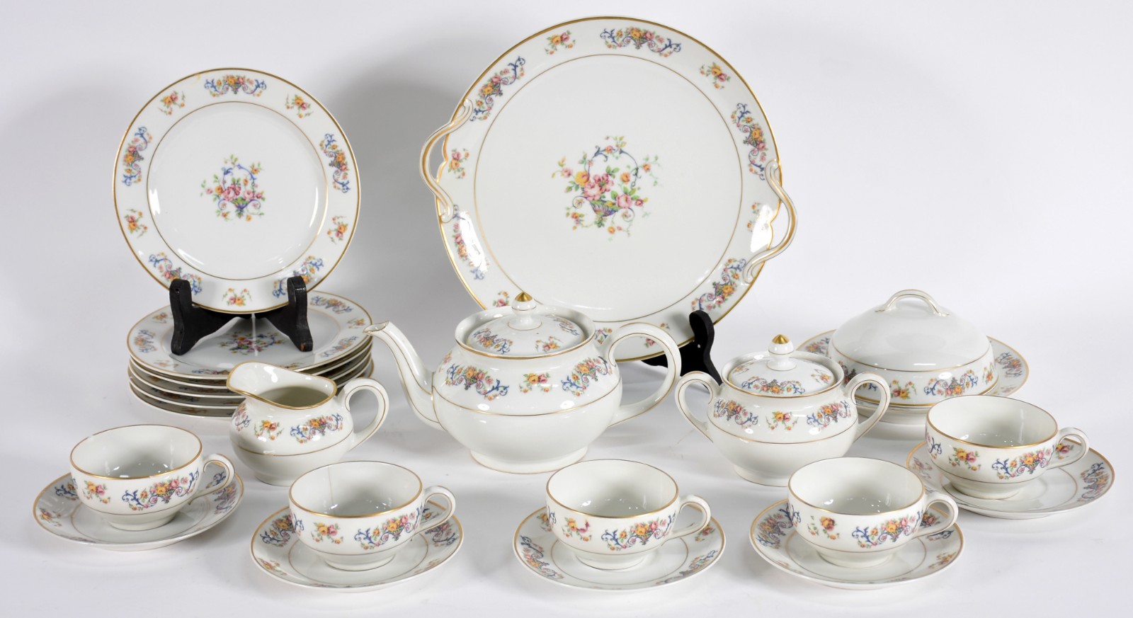 Aparelho de chá de porcelana francesa Limoges composto de: Cinco... - foto 1 de 7