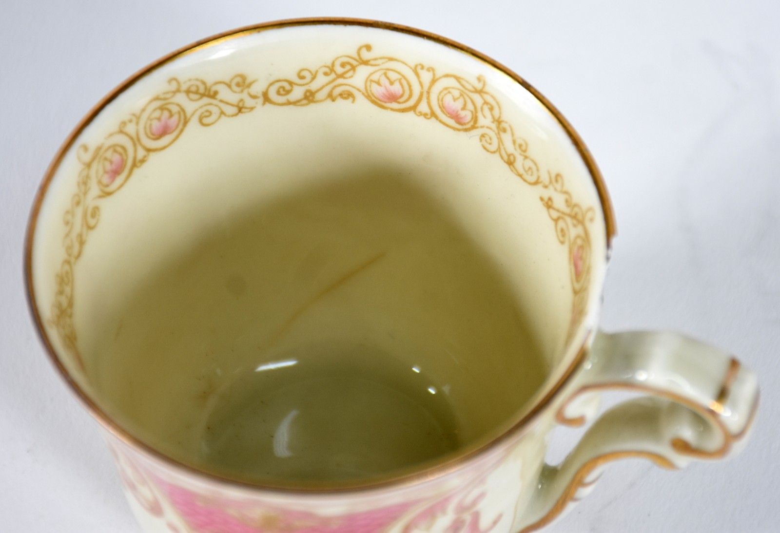 Diversas peças, sendo: Seis xícaras de porcelana francesa de Limoges... - foto 6 de 8