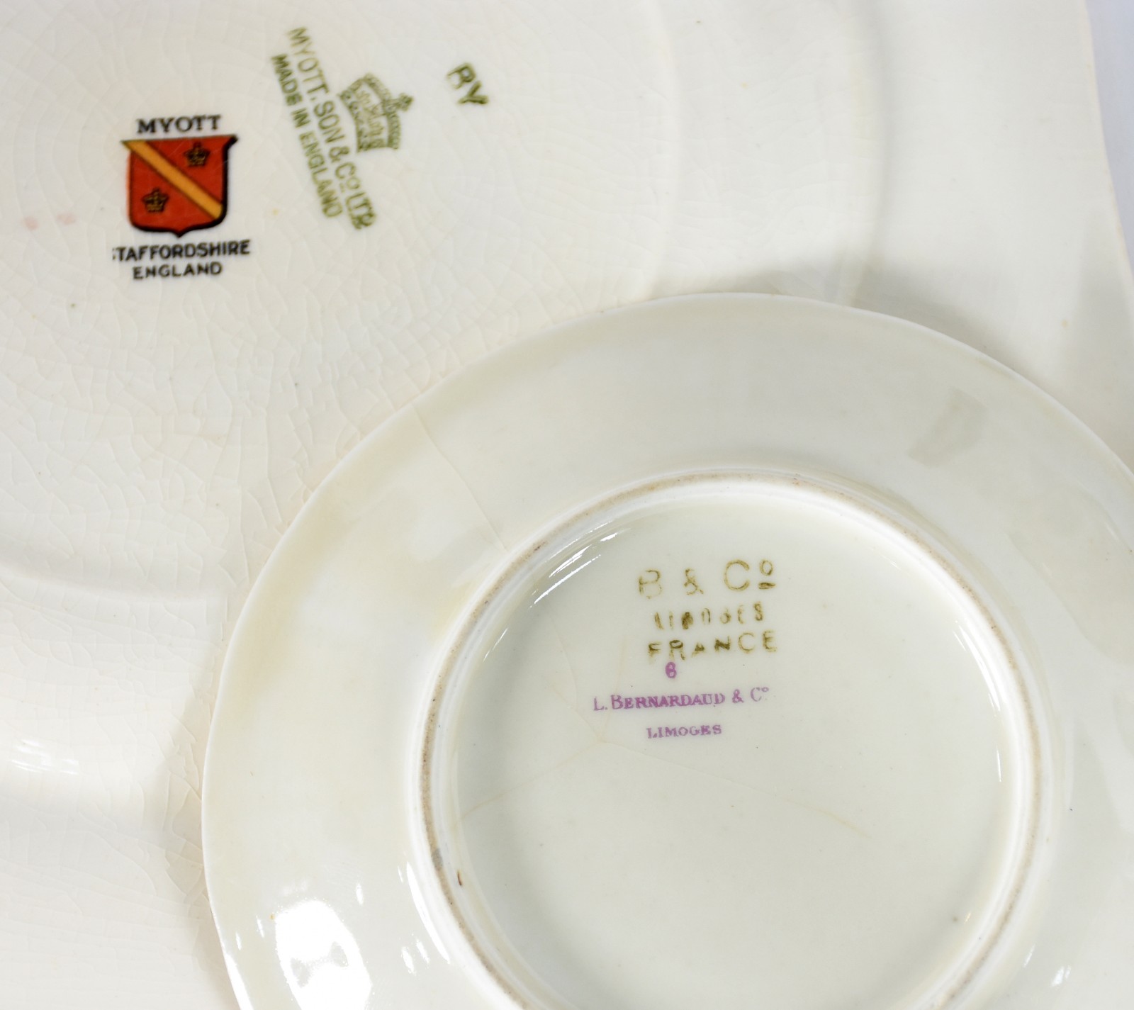 Diversas peças, sendo: Seis xícaras de porcelana francesa de Limoges... - foto 7 de 8