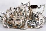 Baixela de chá e café de metal prateado Fracala... - Baixela de chá e café de metal prateado Fracalanza composto de: Dois bules, leiteira, açucareiro, manteigueira (sem o vidro) e bandeja. Total de...