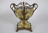 Fruteira de porcelana com borda recortada e gua... - Fruteira de porcelana com borda recortada e guarnição de metal dourado, altura 38 cm.