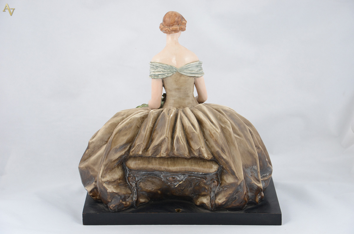 Boneca de porcelana italiana policromada, assinada. Altura total 36... - foto 2 de 3
