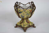 Fruteira de porcelana com borda recortada e gua... - Fruteira de porcelana com borda recortada e guarnição de metal dourado, altura 38 cm.