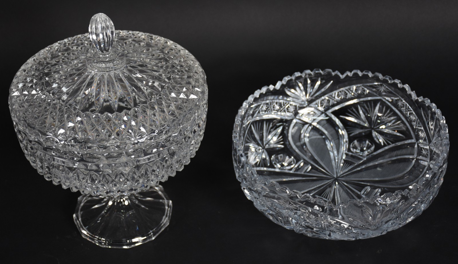 Duas peças de cristal lapidado sendo, compoteira com tampa e fruteira... - foto 2 de 4