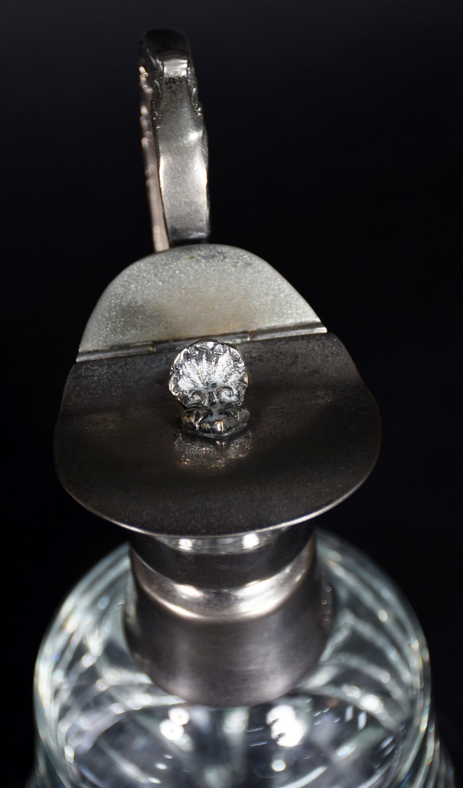 Tres jarras de cristal com alças e guarnição de metal prateado. - foto 3 de 4
