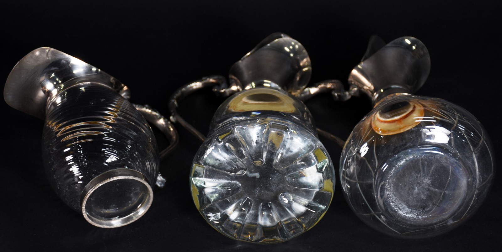 Tres jarras de cristal com alças e guarnição de metal prateado. - foto 4 de 4
