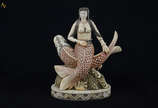 Escultura de sereia com peixe, em osso. Altura ... - Escultura de sereia com peixe, em osso. Altura 25 cm.