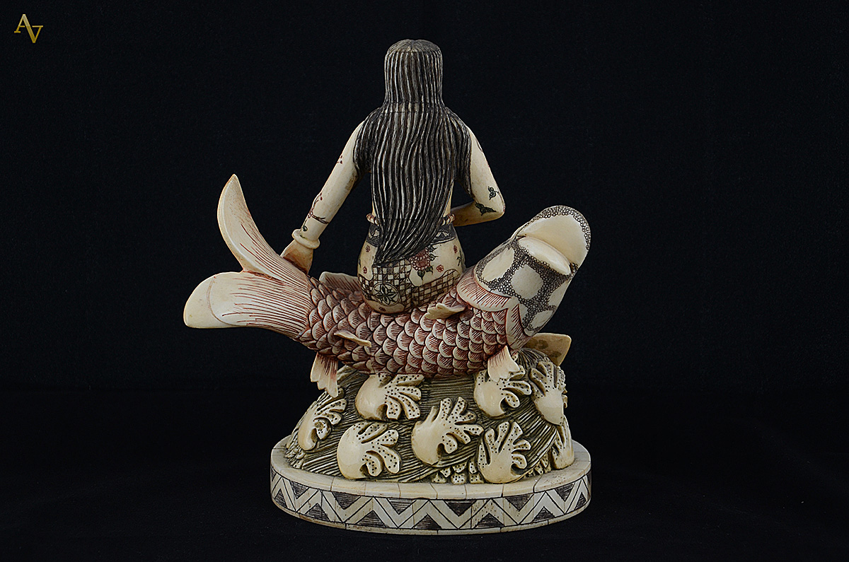 Escultura de sereia com peixe, em osso. Altura 25 cm. - foto 2 de 2