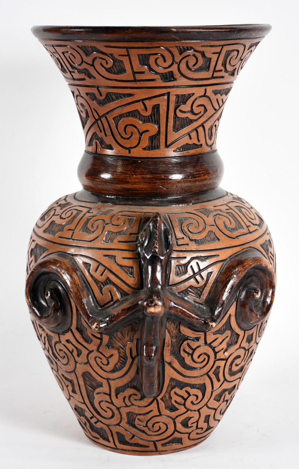 Vaso de cerâmica Marajoara feito artesanalmente na Ilha de Marajó... - foto 2 de 6