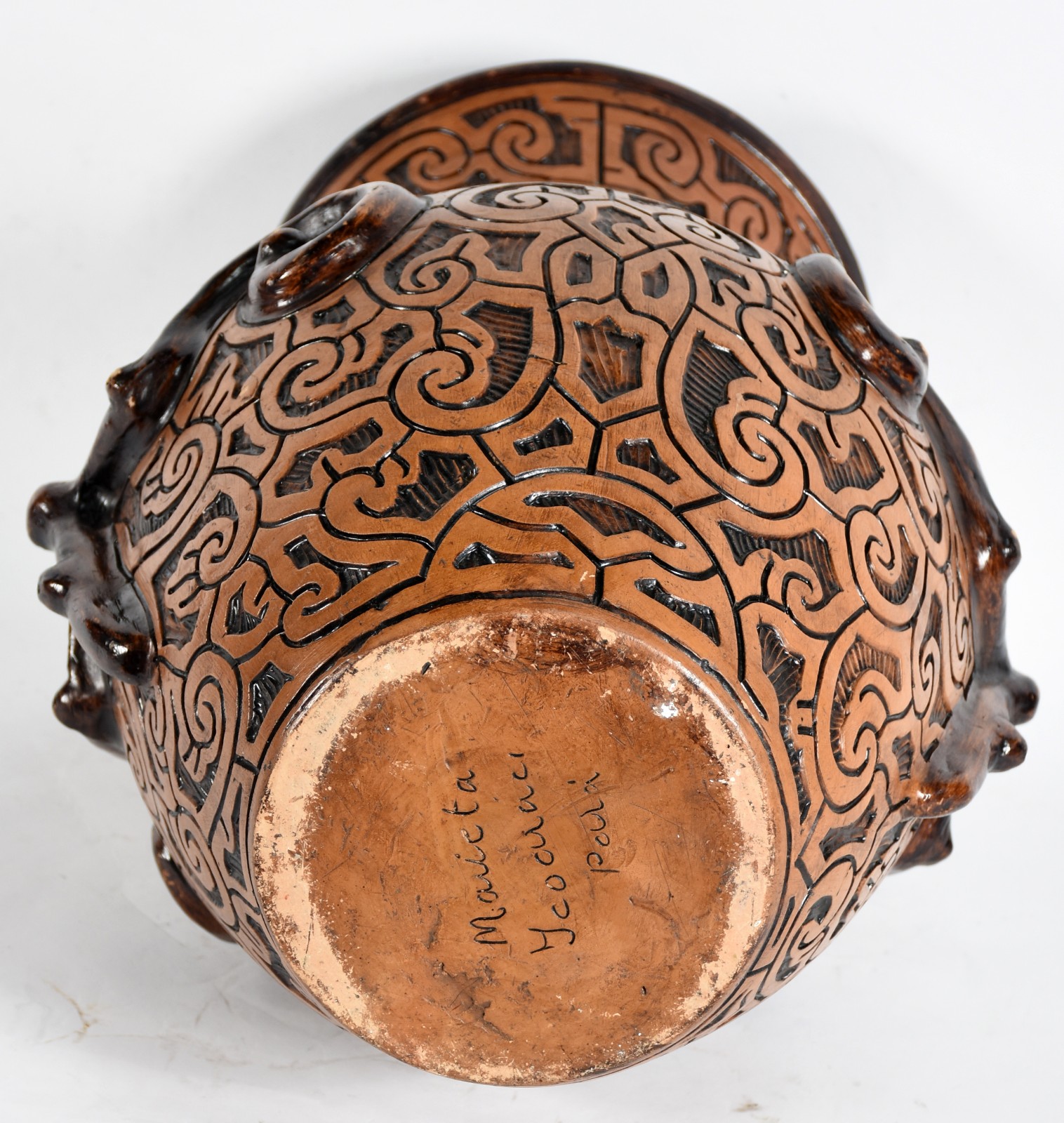 Vaso de cerâmica Marajoara feito artesanalmente na Ilha de Marajó... - foto 4 de 6