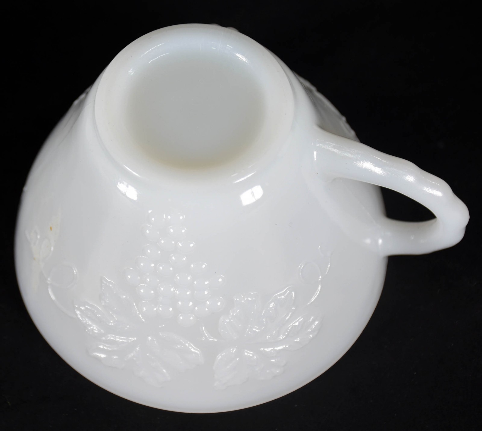 Poncheira de milkglass com bowl grande, outro menor e 12 canecas... - foto 4 de 5