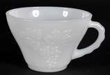 Poncheira de milkglass com bowl grande, outro m... - Poncheira de milkglass com bowl grande, outro menor e 12 canecas. Total 14 peças